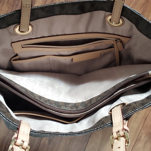 Michael Kors Signature Jet Set Travel Shoulder Bag - Picture 8 of 12